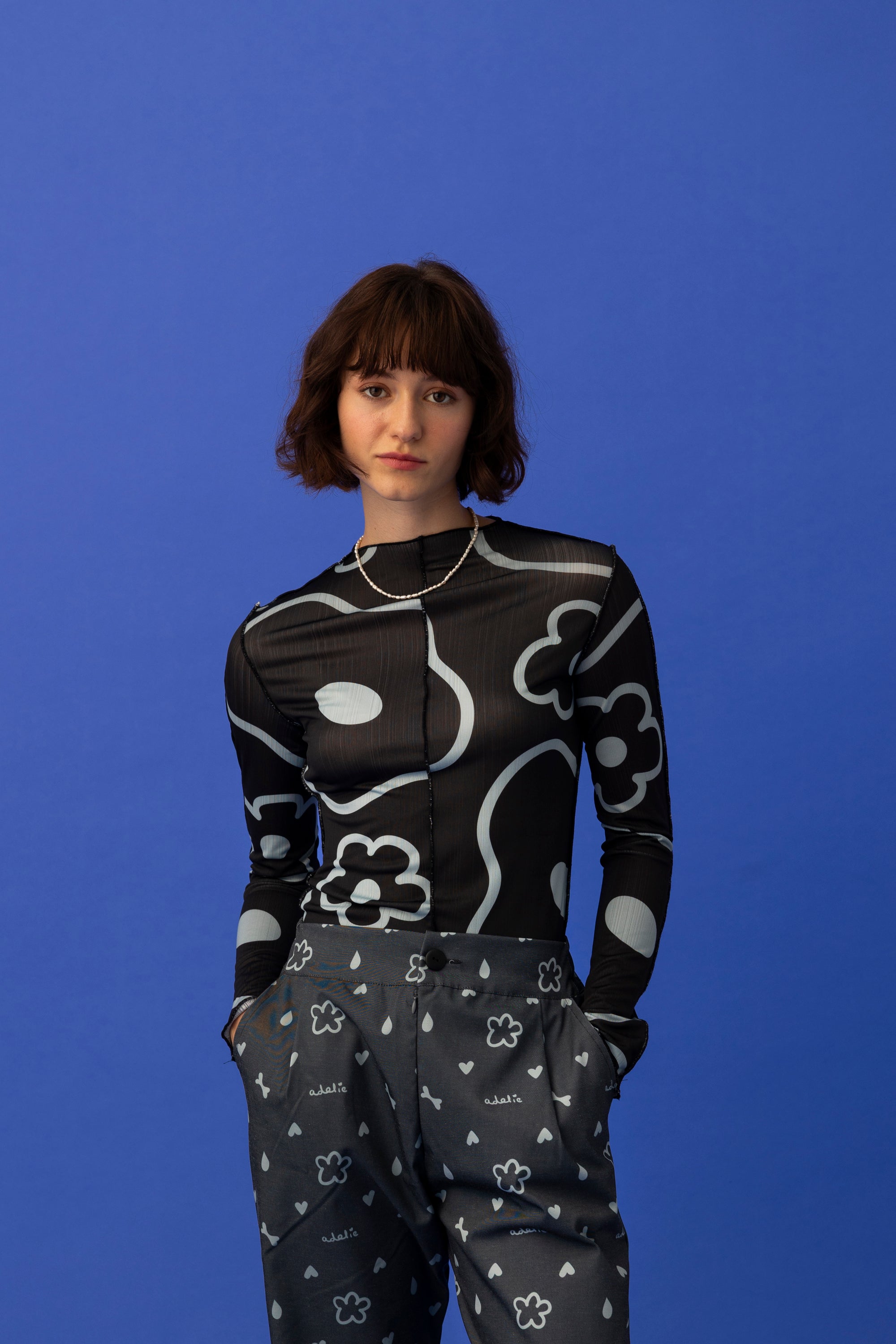 TOP LILLY- MINIMAL FLORAL BLACK