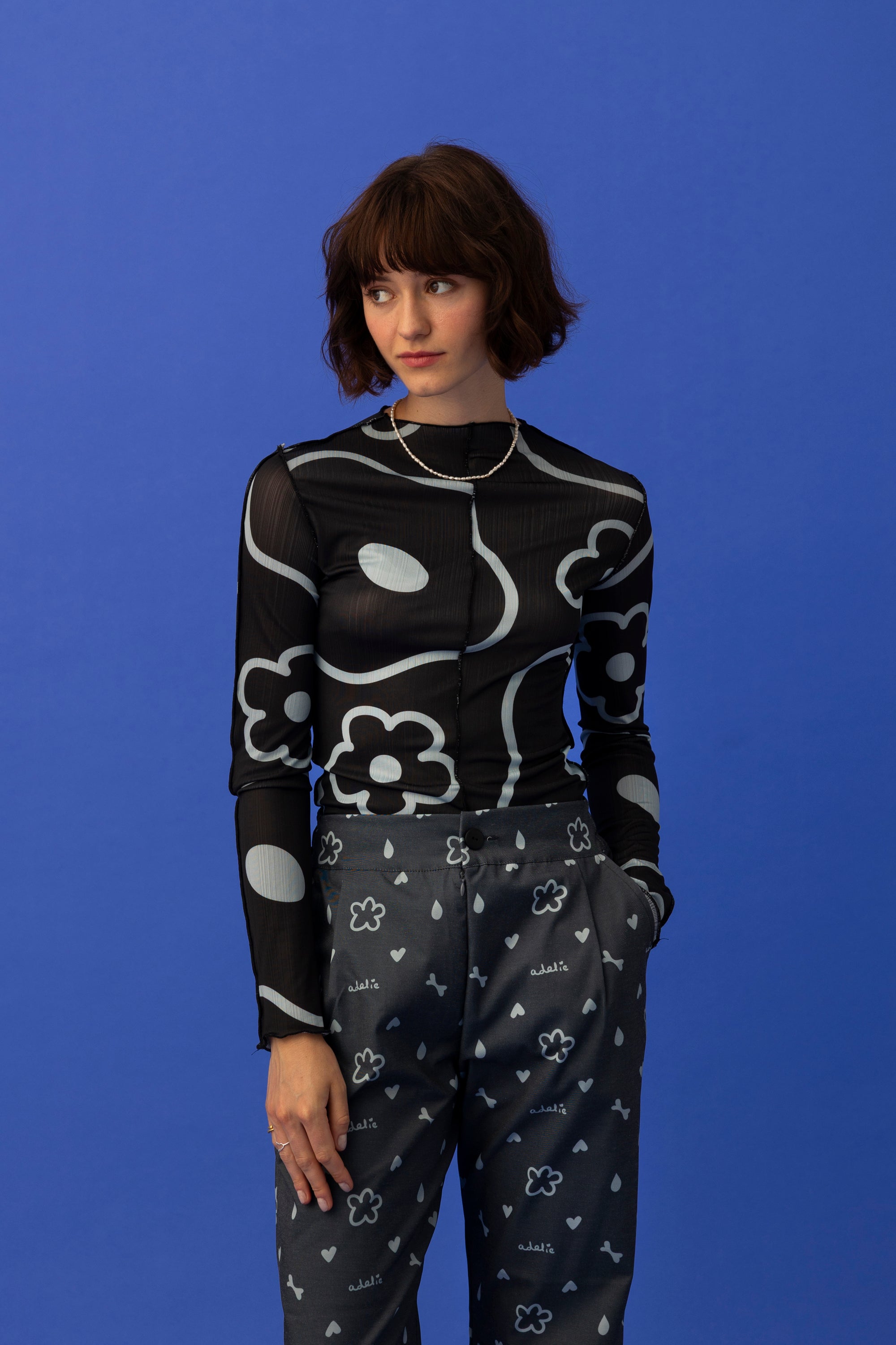 TOP LILLY- MINIMAL FLORAL BLACK
