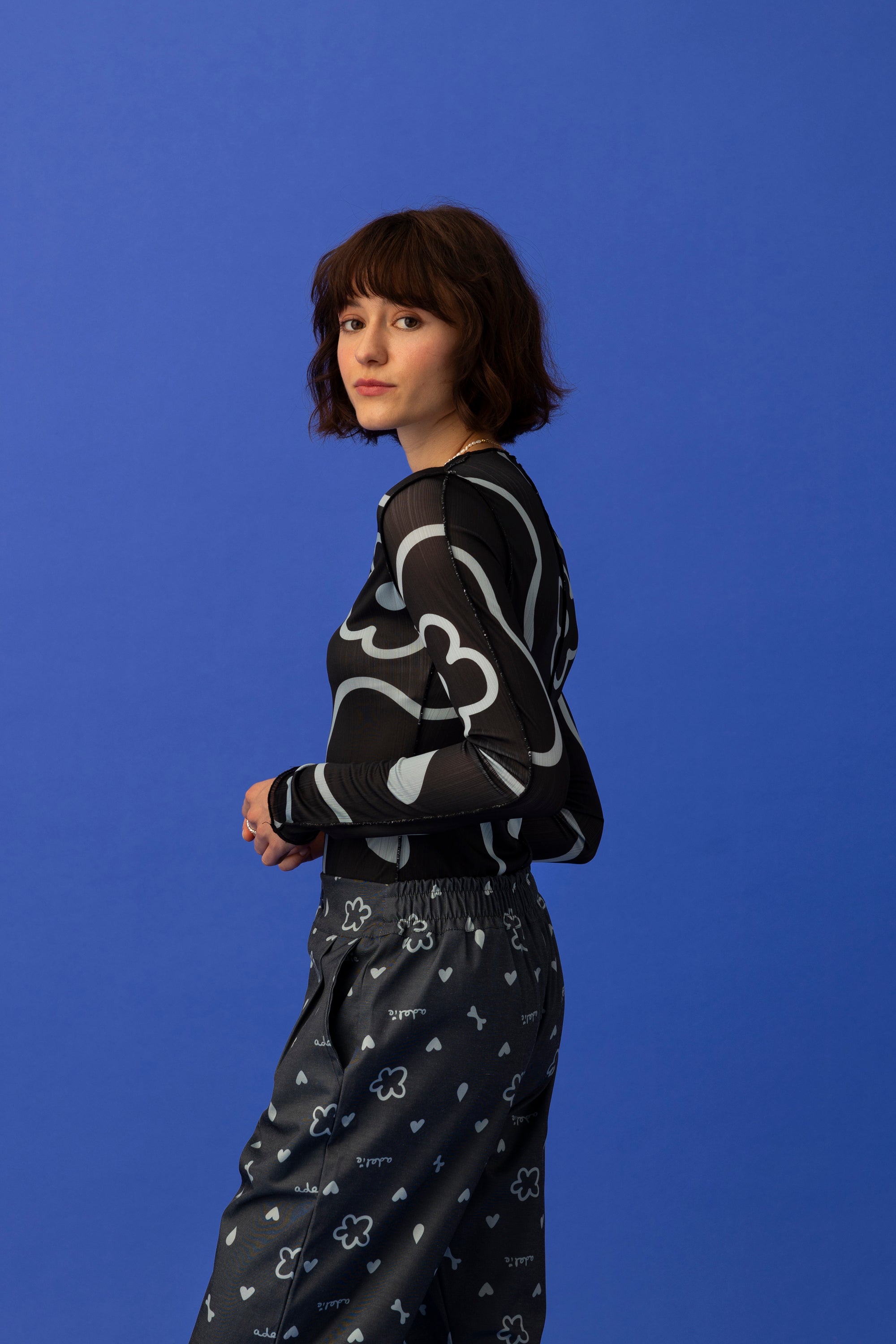 TOP LILLY- MINIMAL FLORAL BLACK