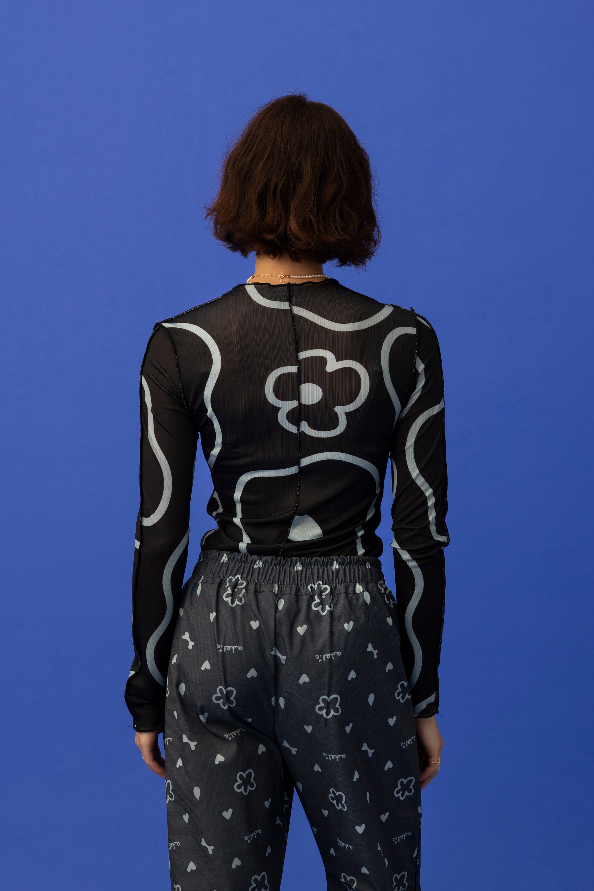 TOP LILLY- MINIMAL FLORAL BLACK