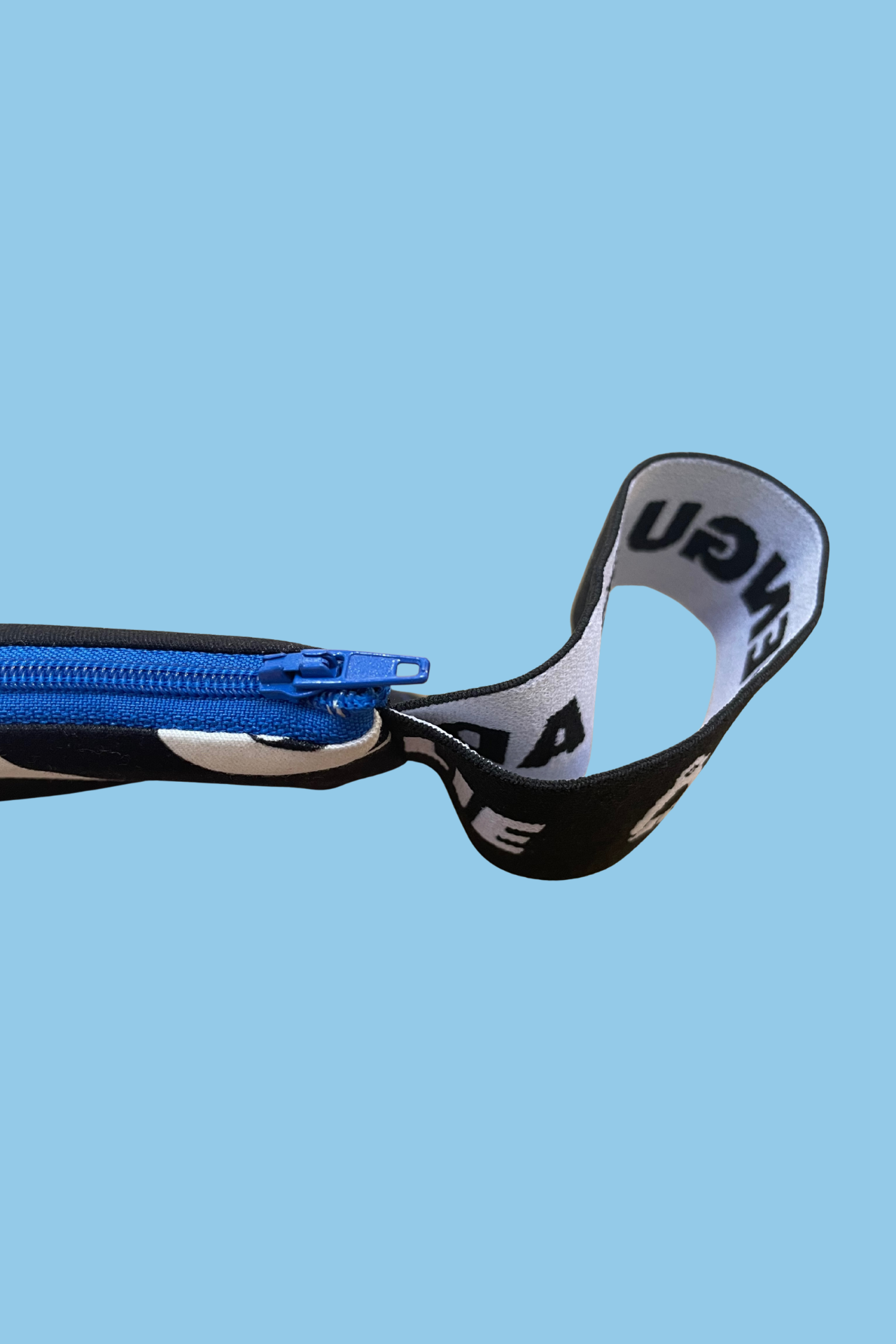 ADELIE MINI POUCH-PENGUINS